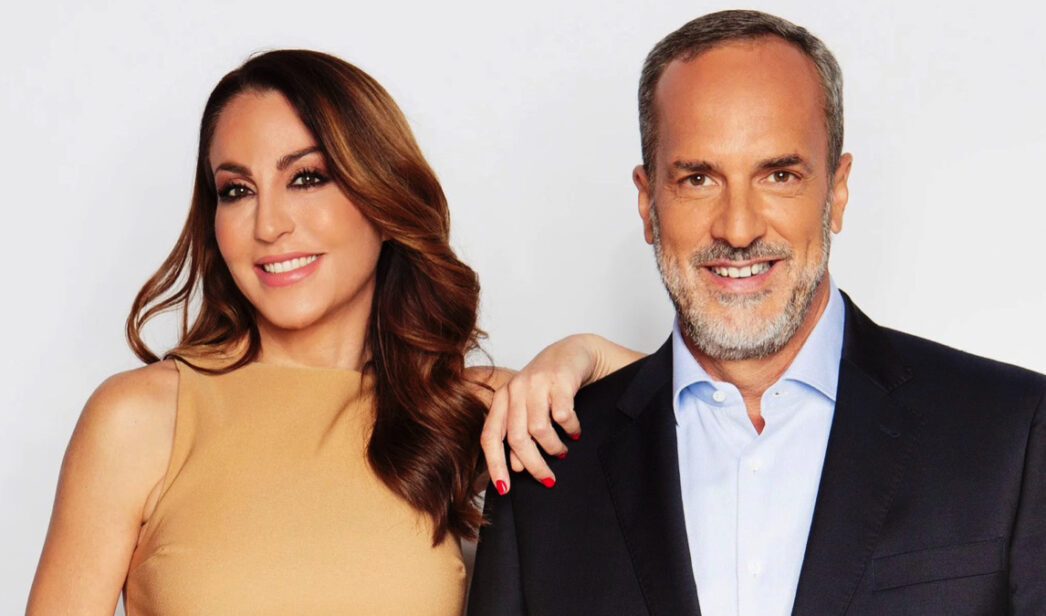 Beatriz Archidona y Santi Acosta, presentadores de 'De Viernes'