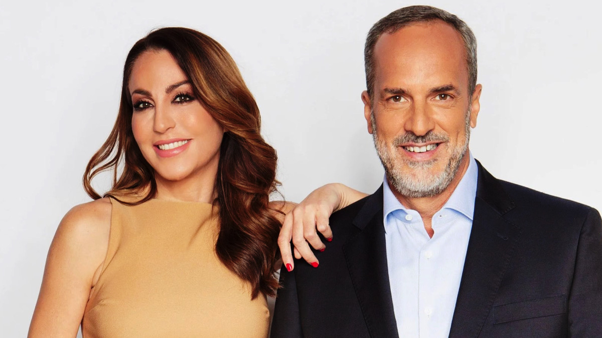 Beatriz Archidona y Santi Acosta, presentadores de 'De Viernes'