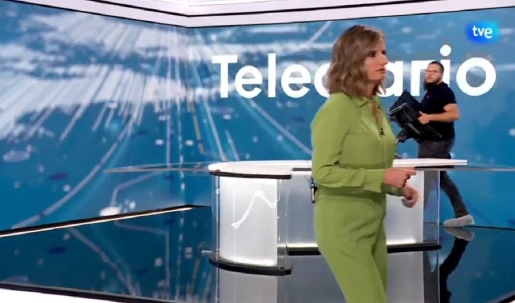 Ana Roldán en el Telediario 2 de La 1.