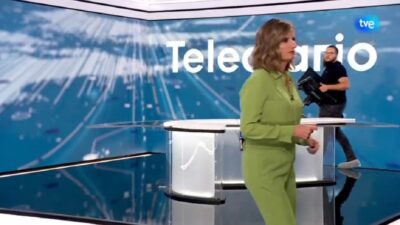 Ana Roldán en el Telediario 2 de La 1.