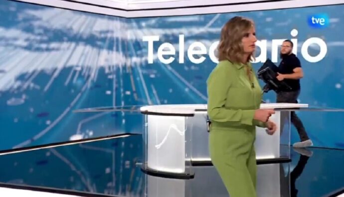 Ana Roldán en el Telediario 2 de La 1.