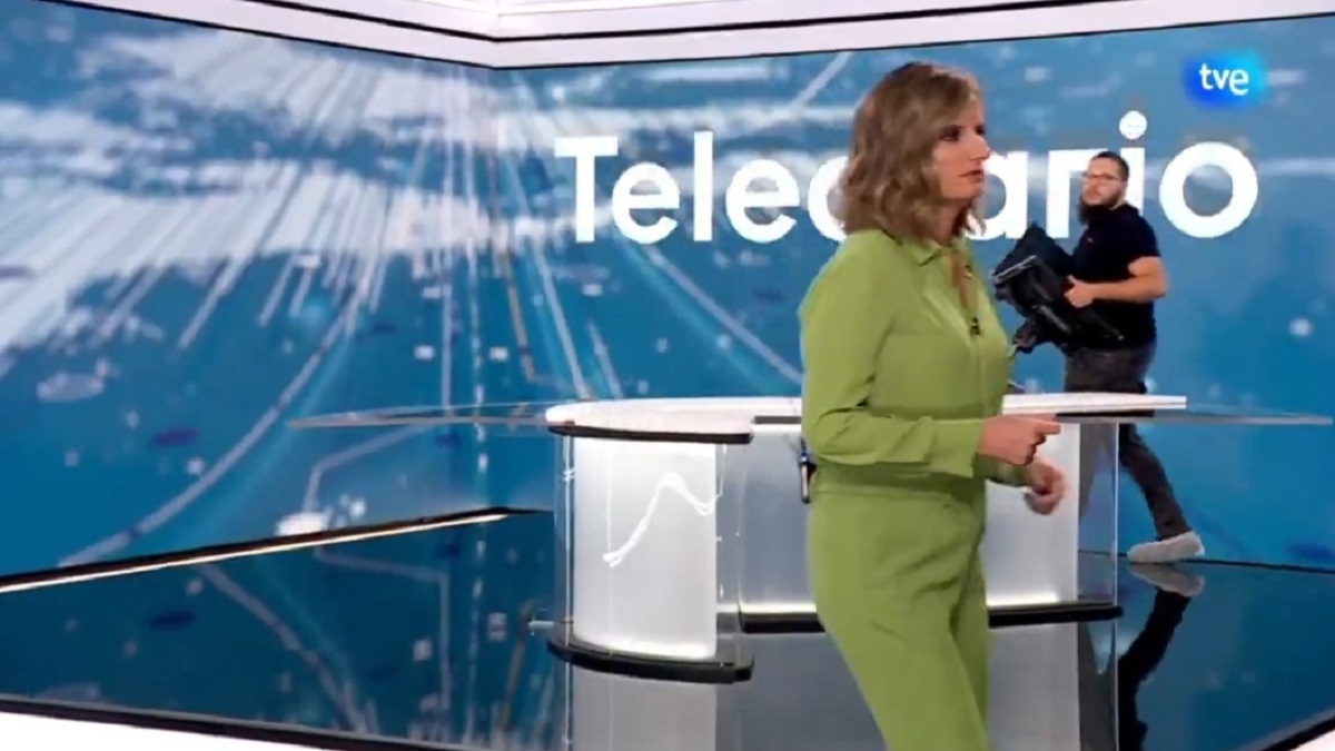 Ana Roldán en el Telediario 2 de La 1.