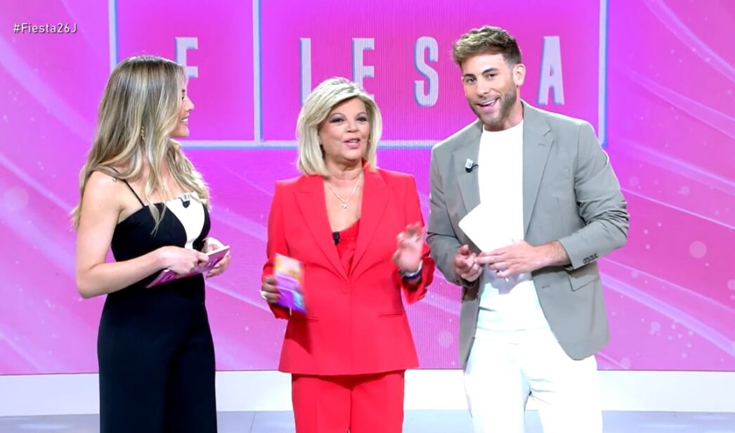 Terelu Campos junto a César Muñoz y Álex Blanquer en 'Fiesta'.