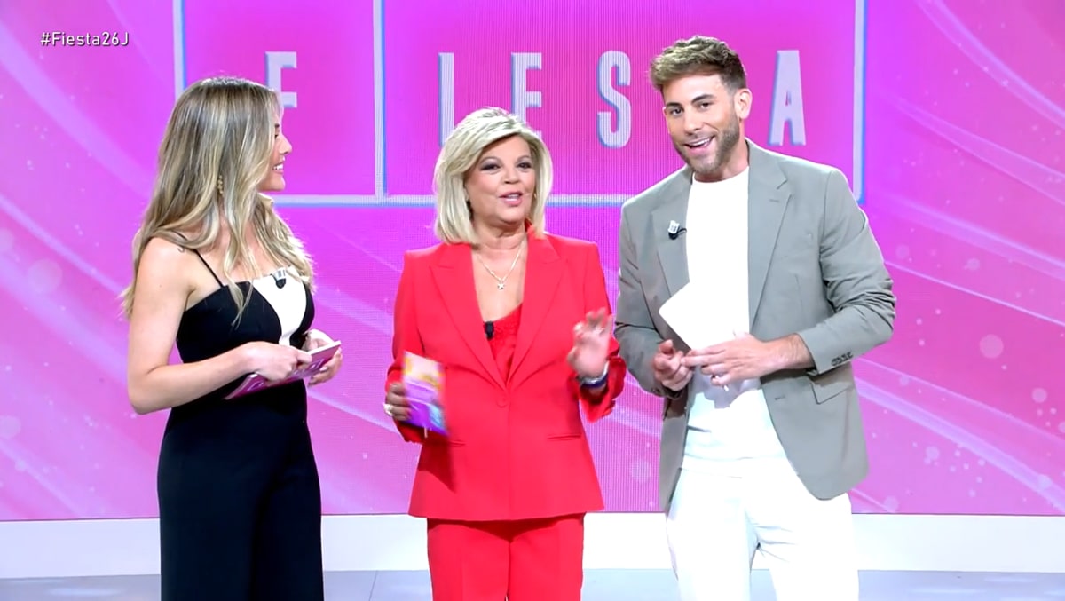 Terelu Campos junto a César Muñoz y Álex Blanquer en 'Fiesta'.