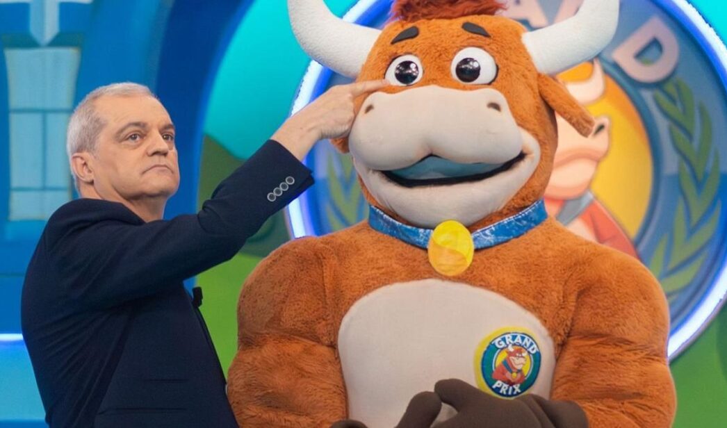 Ramón García y la vaquilla de 'El Grand Prix'.