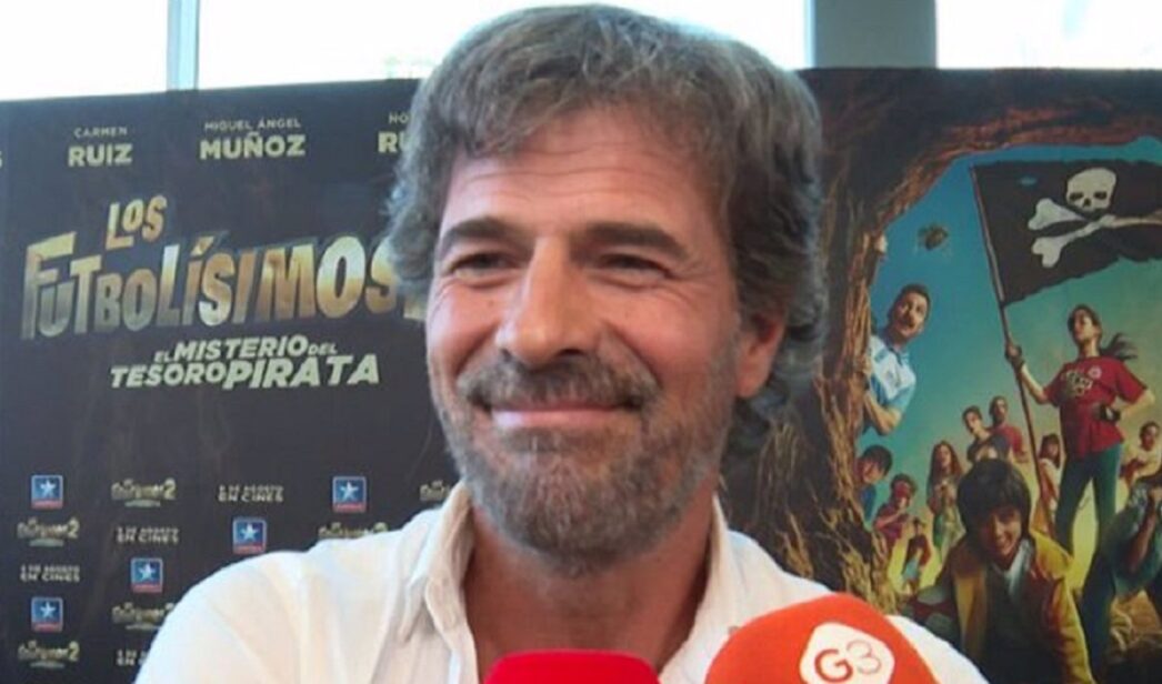 Rodolfo Sancho atiende a los medios de comunicación.