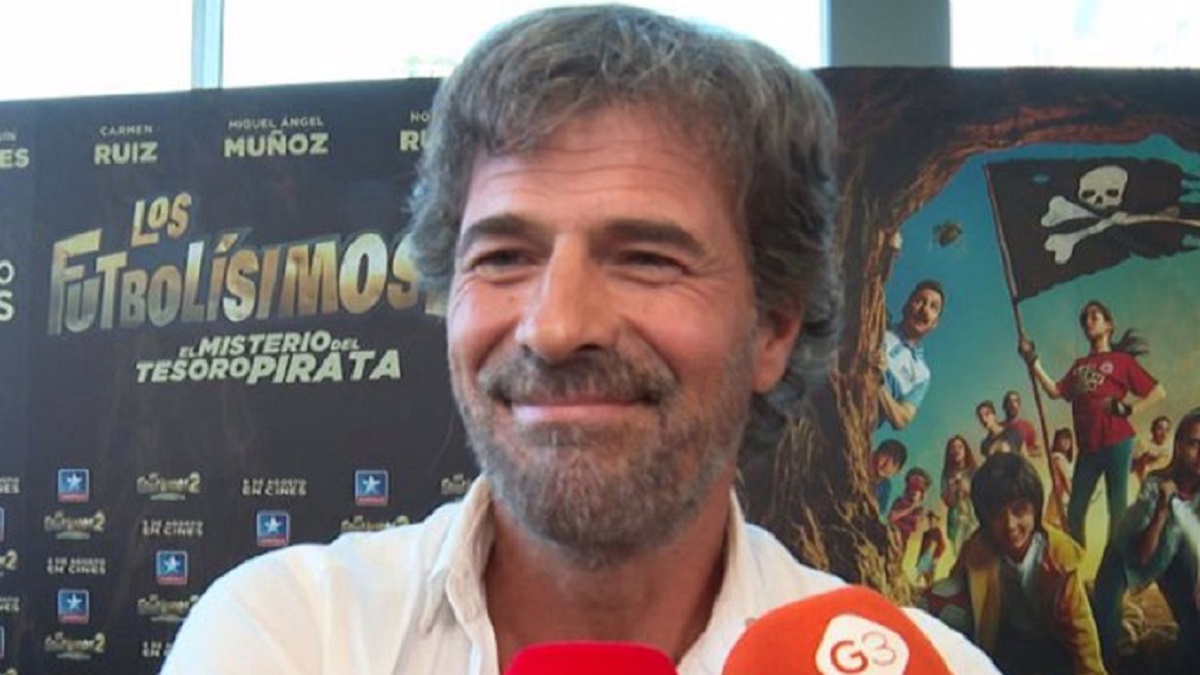 Rodolfo Sancho atiende a los medios de comunicación.