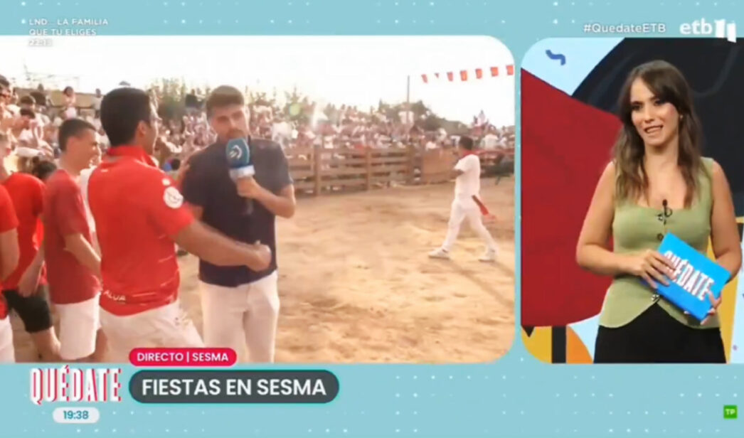 Un reportero de ETB2 es embestido en directo por una vaquilla.