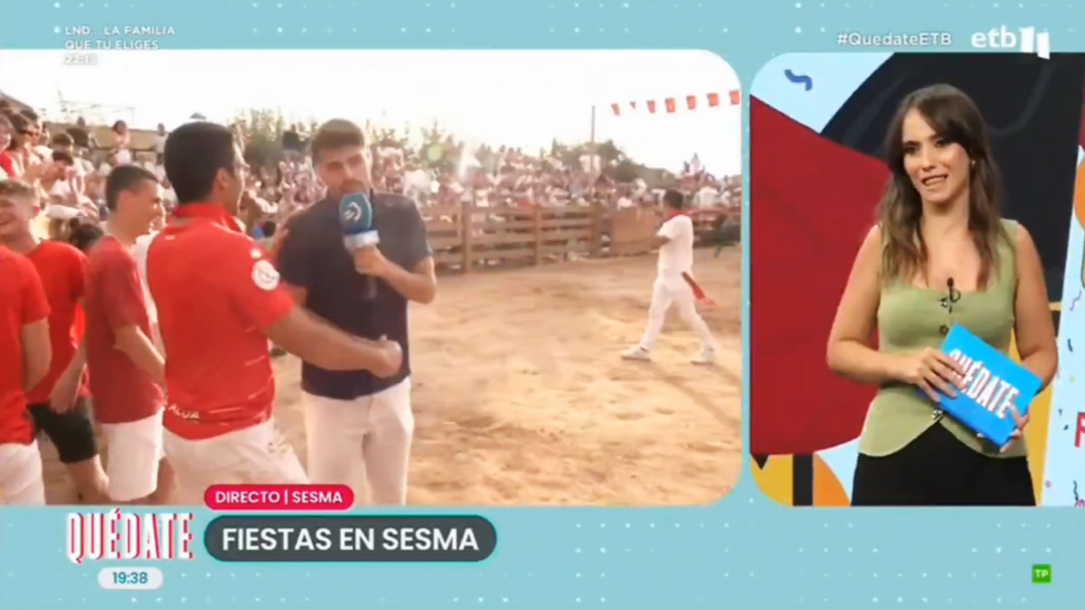 Un reportero de ETB2 es embestido en directo por una vaquilla.
