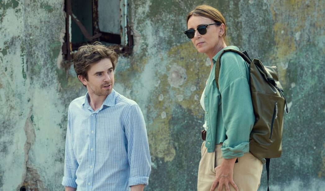 Freddie Highmore y Keeley Hawes en 'Asesina a sueldo'.