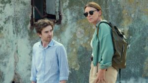 Freddie Highmore y Keeley Hawes en 'Asesina a sueldo'.