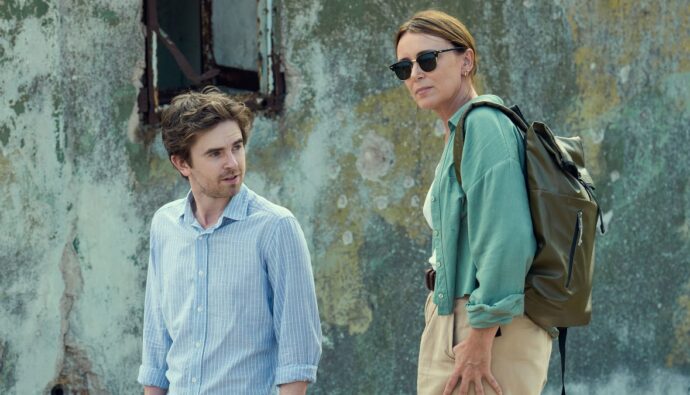 Freddie Highmore y Keeley Hawes en 'Asesina a sueldo'.