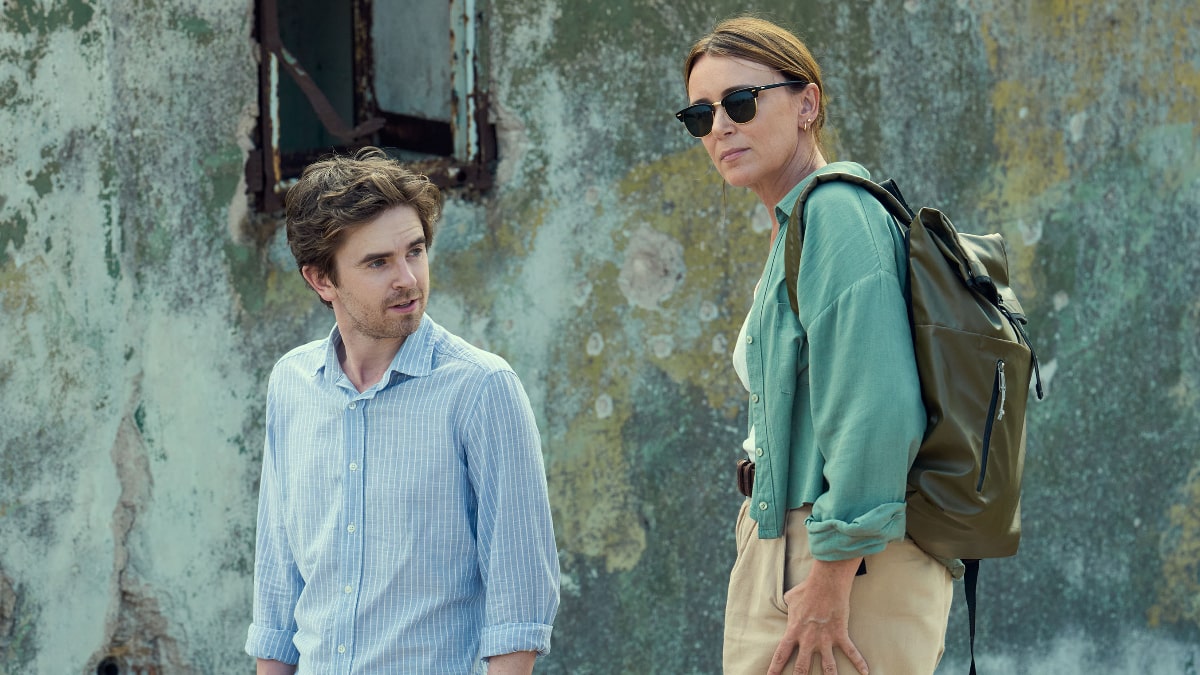 Freddie Highmore y Keeley Hawes en 'Asesina a sueldo'.