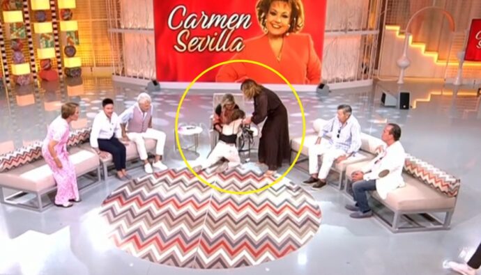 Una trabajadora de 'Fiesta' se cae en directo.