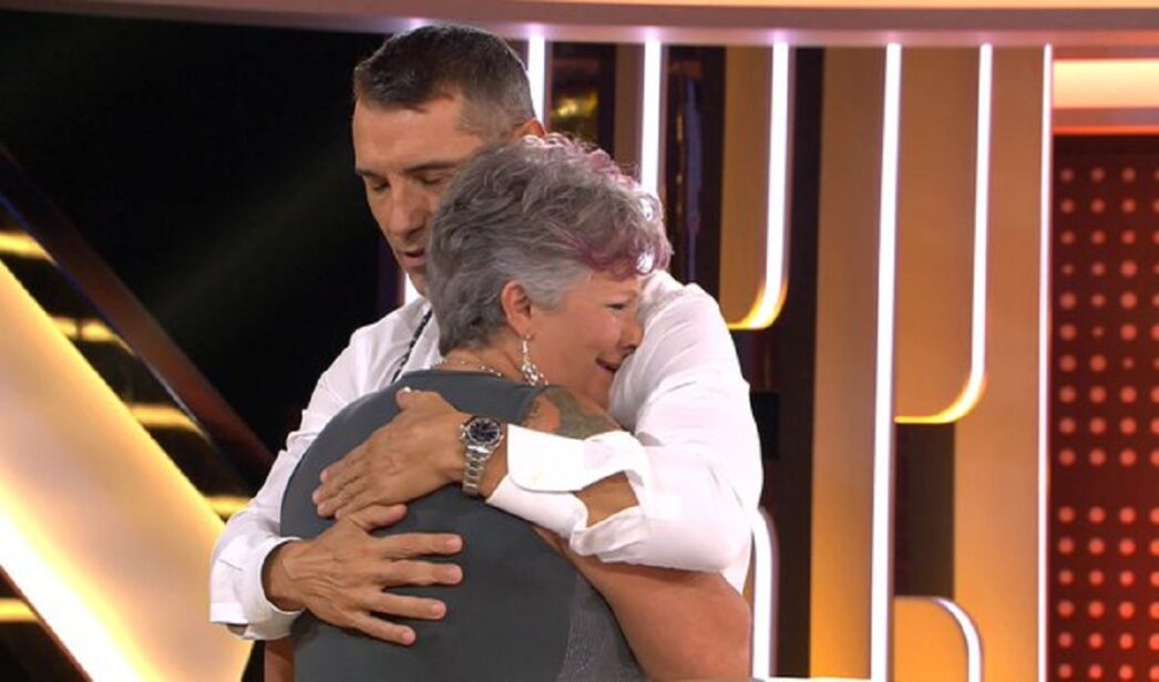 Jesús Vázquez abraza a Ángela en 'Alla tú'.