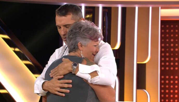 Jesús Vázquez abraza a Ángela en 'Alla tú'.