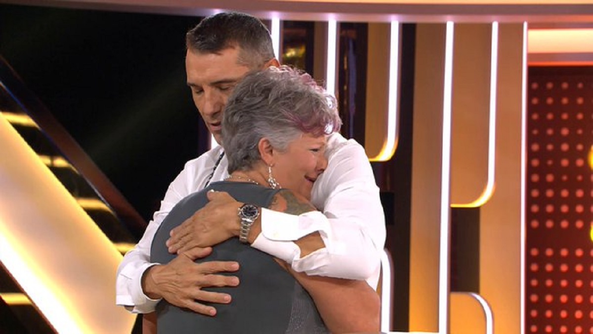 Jesús Vázquez abraza a Ángela en 'Alla tú'.