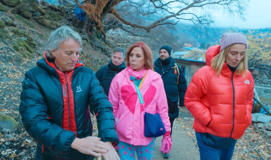 Jesús Calleja junto a Ágatha Ruiz de la Prada y Sandra Barneda en 'Universo Calleja'.