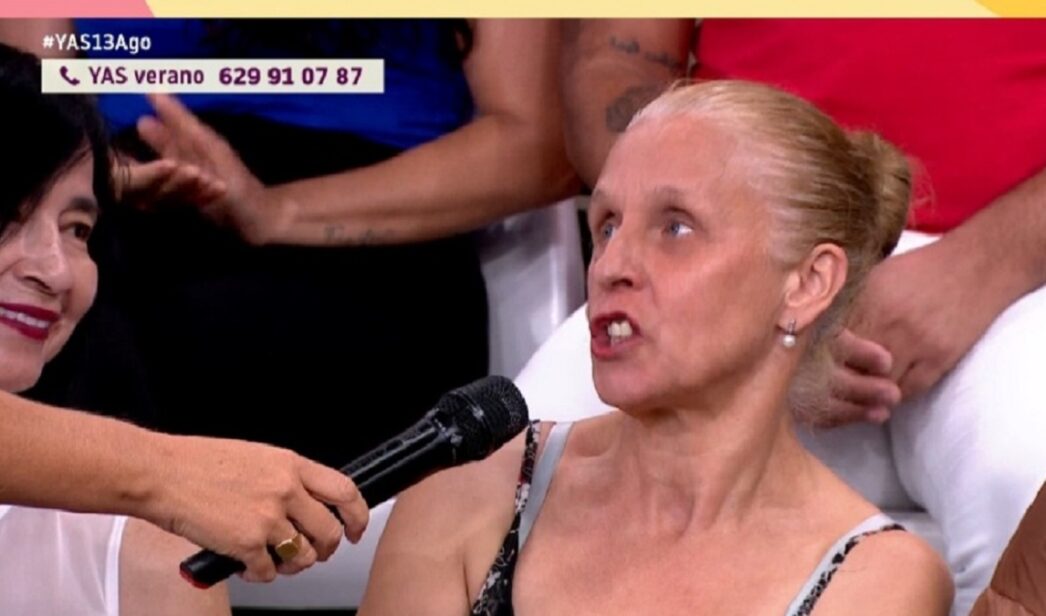 Una mujer del público de 'Yas verano' carga contra uno de los colaboradores.