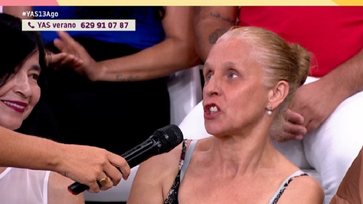 Una mujer del público de 'Yas verano' carga contra uno de los colaboradores.