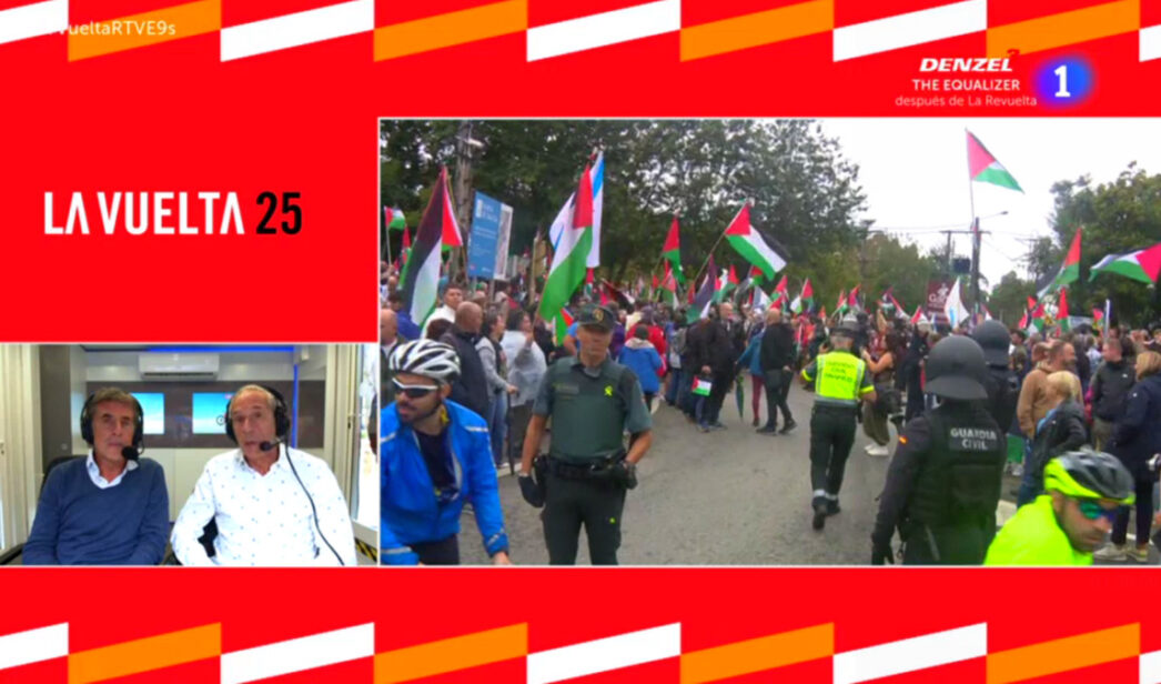 Pedro Delgado y Carlos de Andrés, durante una protesta en La Vuelta por Gaza