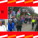 Pedro Delgado y Carlos de Andrés, durante una protesta en La Vuelta por Gaza