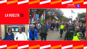 Pedro Delgado y Carlos de Andrés, durante una protesta en La Vuelta por Gaza