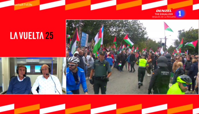 Pedro Delgado y Carlos de Andrés, durante una protesta en La Vuelta por Gaza