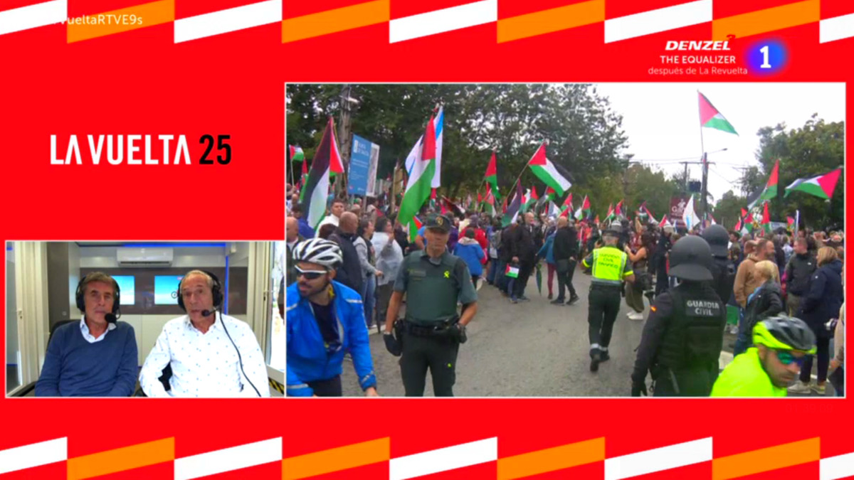 Pedro Delgado y Carlos de Andrés, durante una protesta en La Vuelta por Gaza