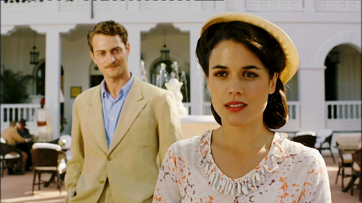 Adriana Ugarte y Peter Vives en 'El tiempo entre costuras'