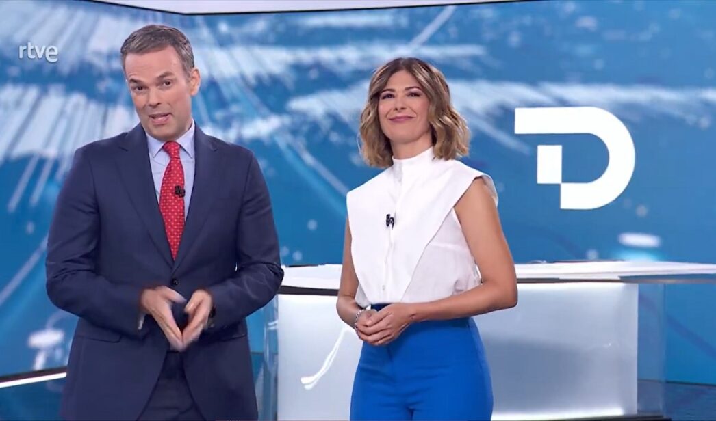Igor Gómez y Lara Siscar en la despedida del Telediario 2.