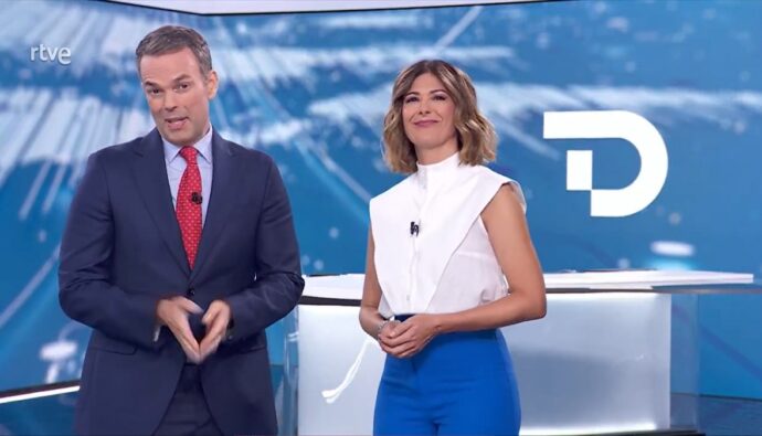 Igor Gómez y Lara Siscar en la despedida del Telediario 2.