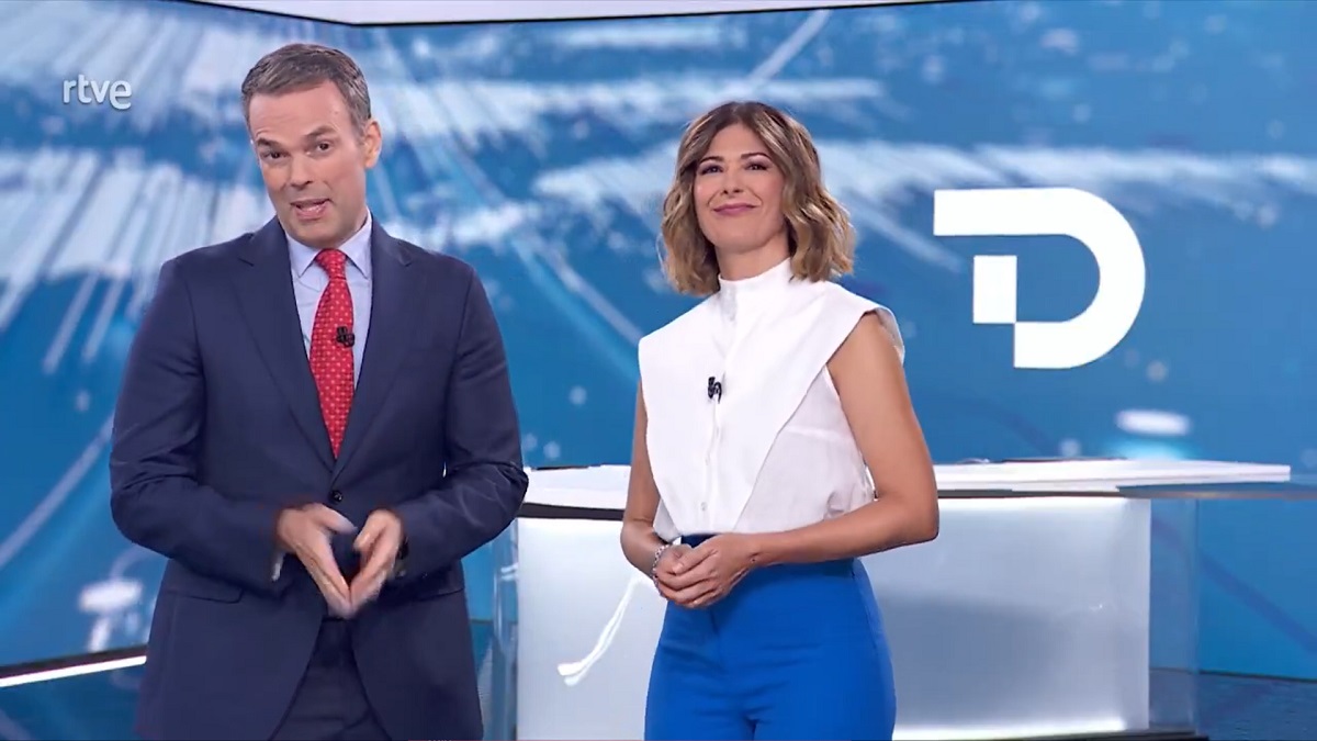 Igor Gómez y Lara Siscar en la despedida del Telediario 2.