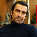 El actor turco İbrahim Çelikkol y el logo de Netflix
