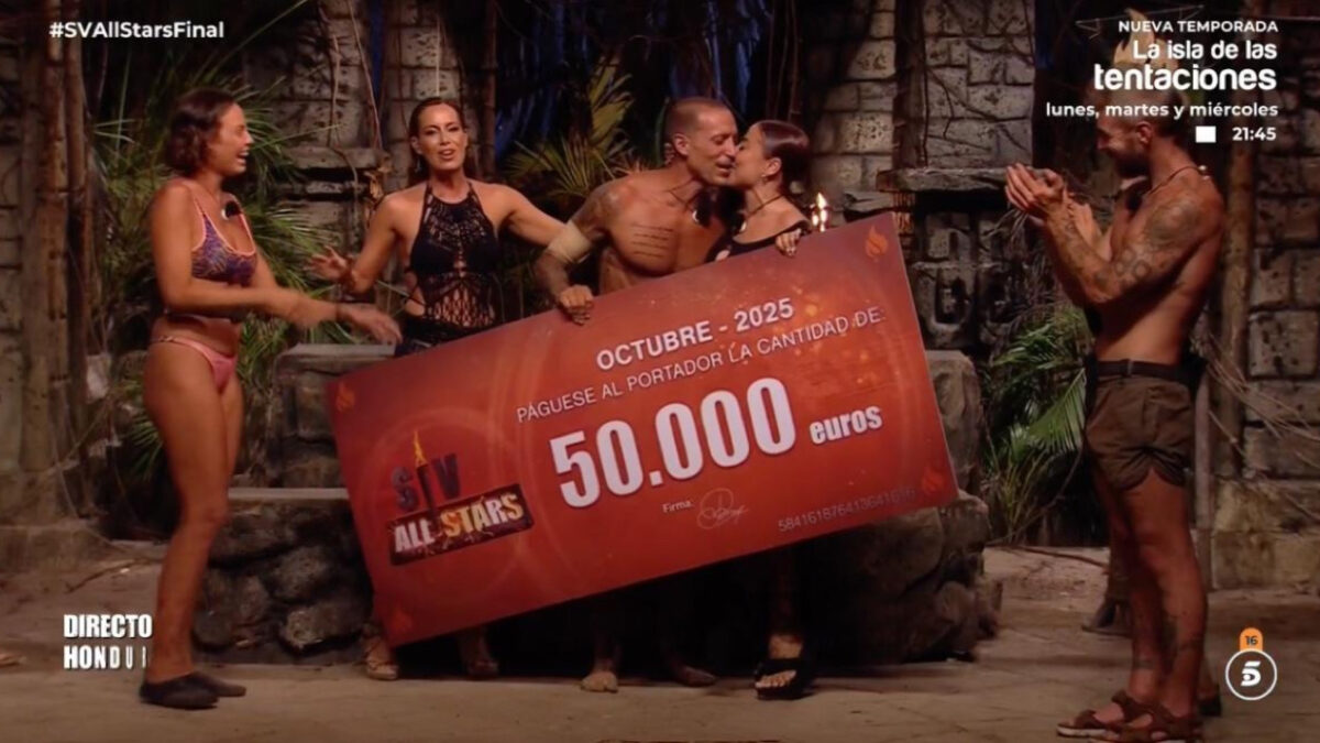 Laura Madrueño hace entrega del cheque a Rubén Torres