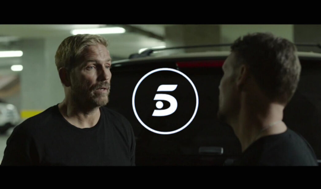 Jim Caviezel en 'Sound of freedom' y el logo de Telecinco