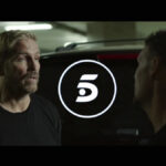 Jim Caviezel en 'Sound of freedom' y el logo de Telecinco