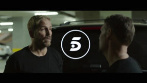 Jim Caviezel en 'Sound of freedom' y el logo de Telecinco