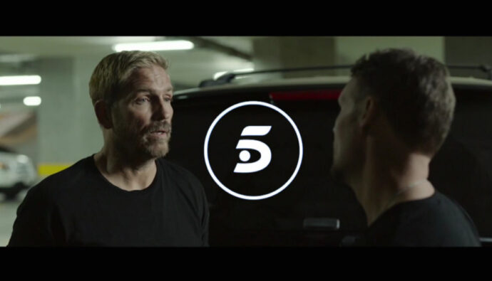 Jim Caviezel en 'Sound of freedom' y el logo de Telecinco