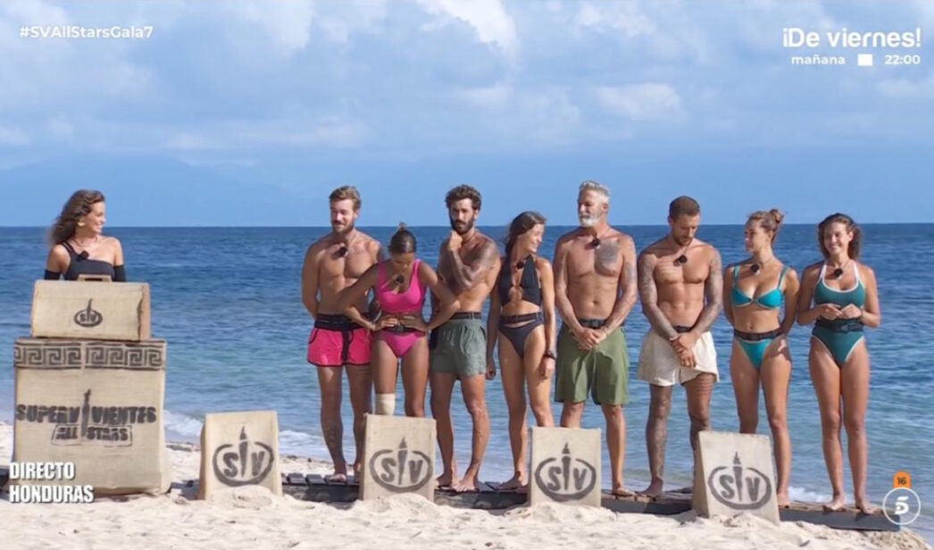Concursantes de 'Supervivientes All Stars' junto a Laura Madrueño