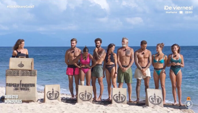 Concursantes de 'Supervivientes All Stars' junto a Laura Madrueño