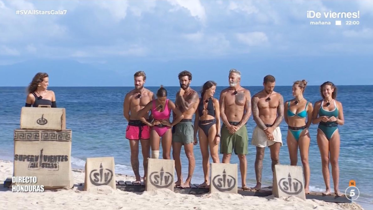 Concursantes de 'Supervivientes All Stars' junto a Laura Madrueño