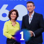 Adela González y Javier Ruiz y el logo de La 1