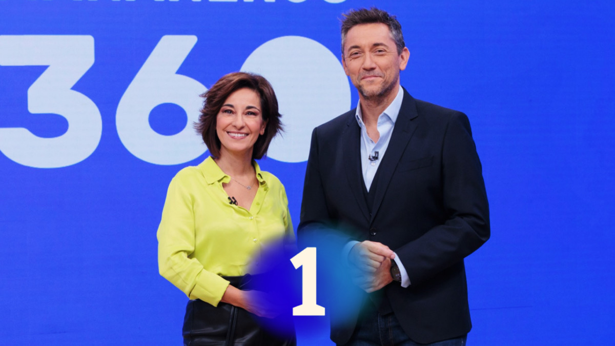 Adela González y Javier Ruiz y el logo de La 1