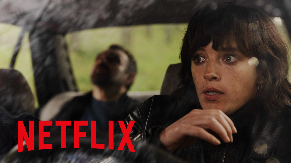 Susana Abaitua en 'Un fantasma en la batalla' y el logo de Netflix