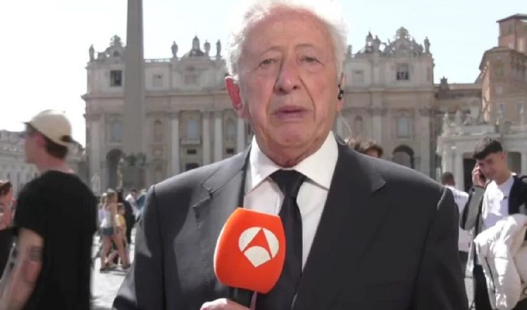 Antonio Pelayo como corresponsal de Antena 3 en el Vaticano.