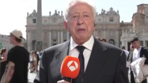 Antonio Pelayo como corresponsal de Antena 3 en el Vaticano.
