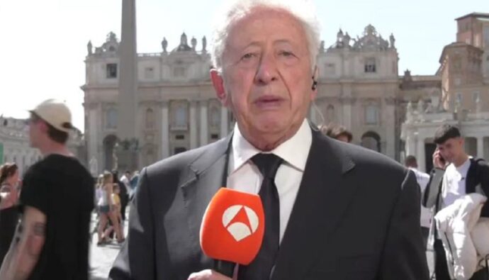 Antonio Pelayo como corresponsal de Antena 3 en el Vaticano.