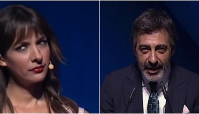La cara de Esther Vaquero al recibir el Premio Planeta Juan del Val.