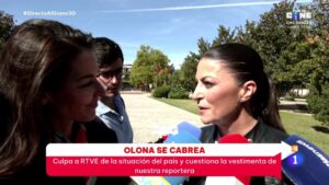 Macarena Olona y la reportera Esther Yáñez en 'Directo al grano'.